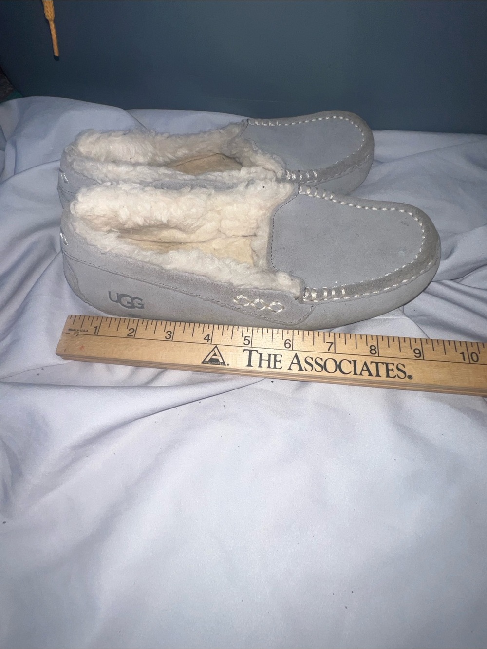 Ugg Slippers no size tag